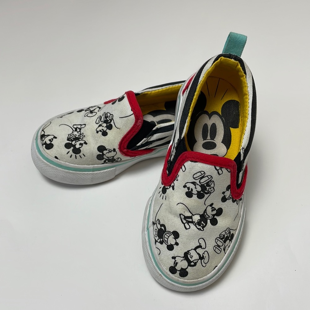 Disney Mickey Mouse sneakers. Size toddler 8